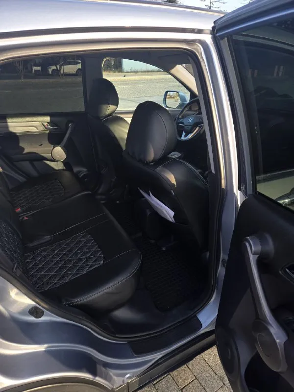 Продажа от собственника. чистокровный японец хонда cr-v. год выпуска 2008, объем двигателя 2.0. коробка обычный автомат, надёжный как автомат калашникова. машина в отличном состоянии, абсолютно без вложений. двигатель работает идеально, масло от замены до замены. коробка листает, ходовка мячек, кузов ровный без намёка на ржавчину. салон как у новой машины в идеальном состоянии. хорошая комплектация - круиз - климат - подогрев сидений, зеркал, заднего стекла - парктроники - складывание зеркал - датчик света и дождя - 4 электросклоподъемника - мульти руль в машине работает каждая кнопка. несмотря на возраст машина даст фору современным авто. я собственник по тех паспорту. новая зимняя резина. причина продажи срочно нужны деньги. цена 1200 000 тел +79495058416 - фотография - 9