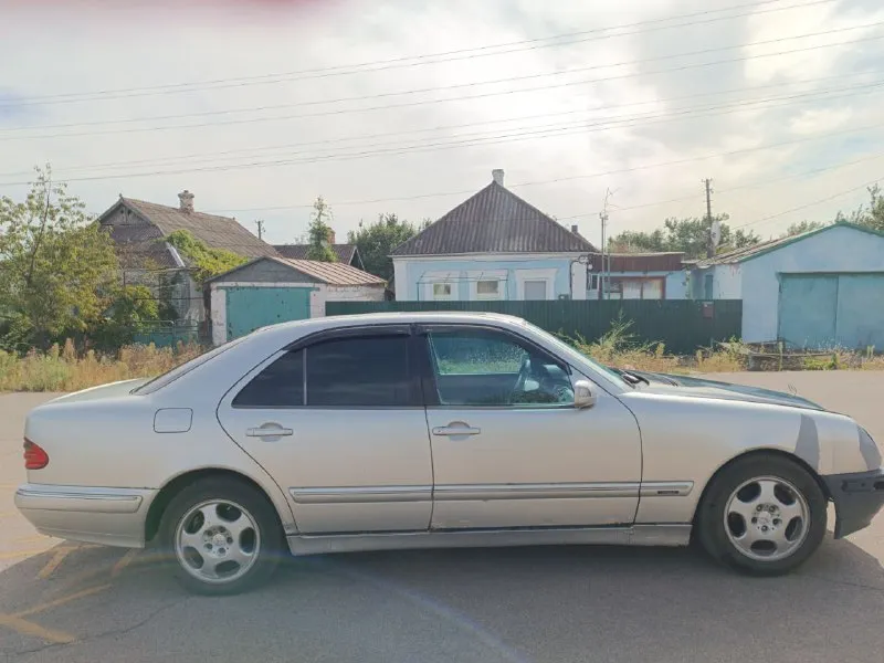 ‼️продаётся ‼️ mercedes е-клас 1999г, 2.0 бензин -газ, коробка -автомат, музыка, сигнализация, доводка стёкл от замка, состояние хорошее, цена 370.000руб, торг, по всем вопросам обращаться по номеру телефона ☎️ +79497316305 женя мариуполь 📲 tg: оля урзуф -мариуполь 📞 звоните: +7(949)7316305 - фотография - 3