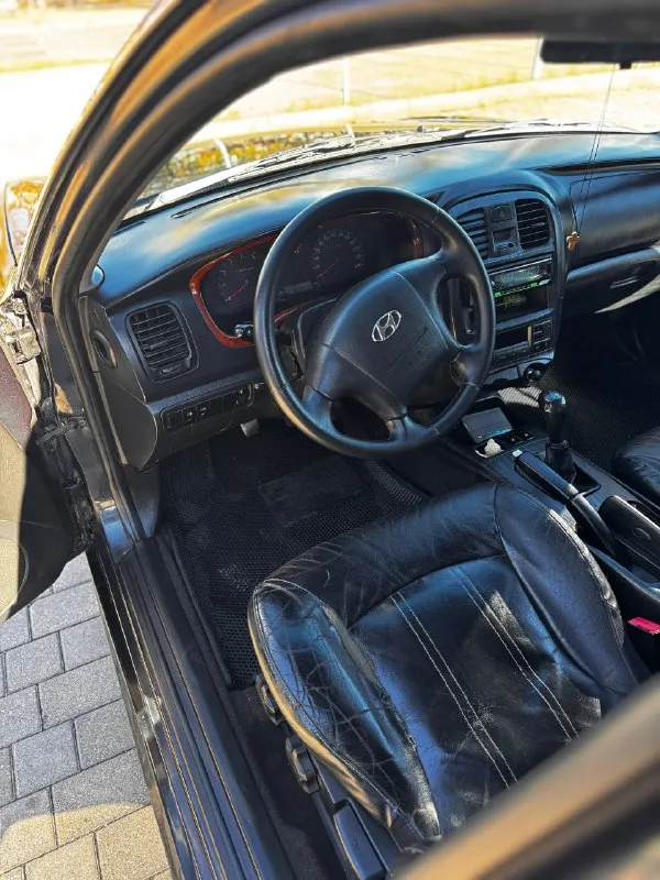 Продам hyundai sonata 2.0 бензин ⛽️ 2005 года автомобиль на полном ходу, сел и поехал на любое расстоянии. штрафов и арестов не имеет. продажа от собственника. авто находится территориально в донецке. кожаный салон, кондиционер, подогрев сидений. цена 470 к торг 79493273918 📲 tg: v 📞 звоните: +7(949)3273918 - фотография - 7
