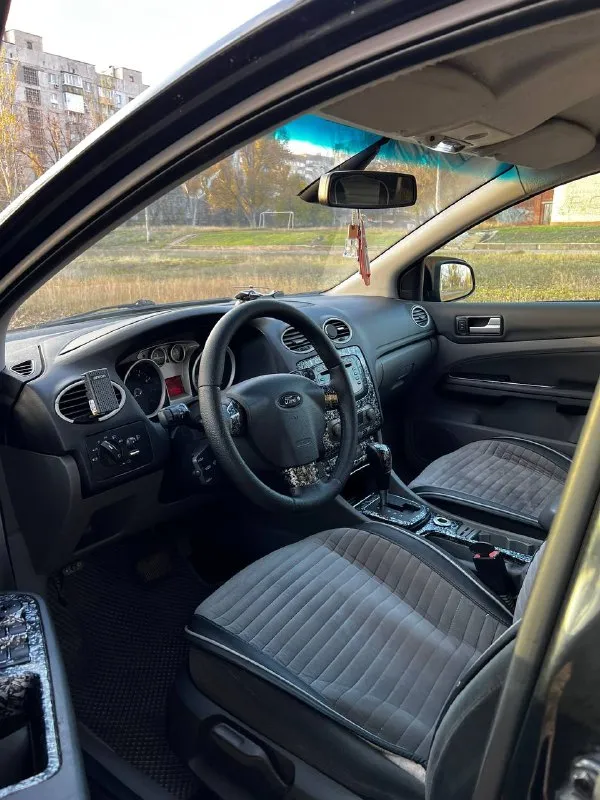 Ford focus 2 рестайлинг 2011г продам свой личный авто, оформлен на меня. мотор 1.6 100лс, работает ровно, не дымит, тяга хорошая, весь сухой. недавно были заменены все сальники, грм, свечи, провода, патрубки, рулевая рейка, насос гур. коробка автомат, надежный как калашников, работает отлично, новое масло. по кузову отличное состояние, ничего делать не надо + отполирован. vin читается хорошо. рыжиков гнили нет совсем! низ авто в идеальном состоянии. вид как на фото. комплектация titanium : 4 авто эл. подъемника, эл. зеркала, 2-зонный климат (заправлен), подогревы сидений и лобового, музыка sony, сигнализация, датчик света и дождя. работает все! салон в хорошем состоянии. ходовая сделанная вся!новая оптика вышла 50к, свет шикарный, все фары в пленках, морда в стиле st, авто на хорошей летней резине + зимняя резина и стоковые фары для переоформления и запчасти для след. т. о. я хозяин, переоформление без проблем! 630.000₽ +79493609487 донецк - фотография - 8