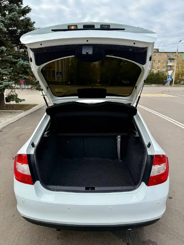 Skoda rapid 1.4 amt 7 ст, 2014 года, пробег 172 000 км автомобиль в отличном состоянии — как технически, так и внешне. полностью обслужен, ухоженный. двигатель бензин работает ровно, без посторонних звуков, коробка переключается плавно, без рывков. ошибок по электронике нет, работает каждая кнопка, салон чистый и аккуратный. комплектация: подогрев передних сидений, кондиционер, парктроники, электростеклоподъёмники, штатная аудиосистема, блютус, бортовой компьютер, центральный замок. отличная динамика и приятный расход топлива — всего 6–7 литров на 100 км. осмотр в макеевке, любые проверки на сто только приветствуются. я владелец, полное переоформление в мрэо. 💰 цена 888 000 руб, торг у капота. 📞 +7 949 580-05-42 - фотография - 3