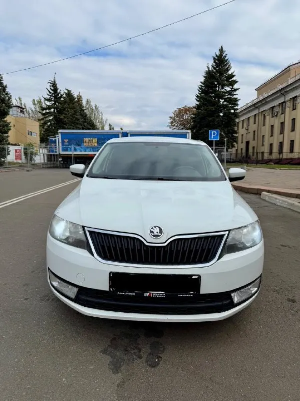 Skoda rapid 1.4 amt 7 ст, 2014 года, пробег 172 000 км автомобиль в отличном состоянии — как технически, так и внешне. полностью обслужен, ухоженный. двигатель бензин работает ровно, без посторонних звуков, коробка переключается плавно, без рывков. ошибок по электронике нет, работает каждая кнопка, салон чистый и аккуратный. комплектация: подогрев передних сидений, кондиционер, парктроники, электростеклоподъёмники, штатная аудиосистема, блютус, бортовой компьютер, центральный замок. отличная динамика и приятный расход топлива — всего 6–7 литров на 100 км. осмотр в макеевке, любые проверки на сто только приветствуются. я владелец, полное переоформление в мрэо. 💰 цена 888 000 руб, торг у капота. 📞 +7 949 580-05-42 - фотография - 5