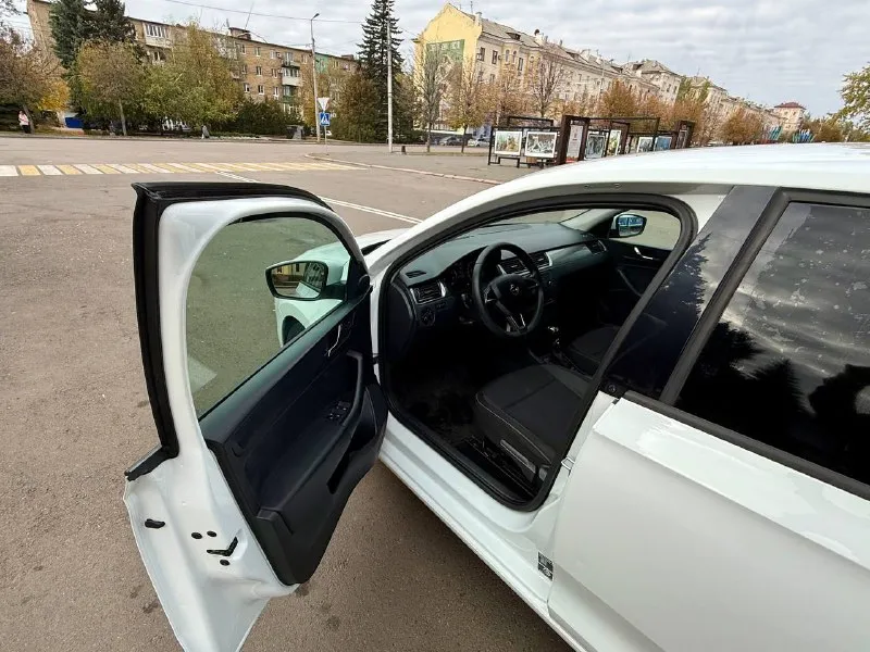 Skoda rapid 1.4 amt 7 ст, 2014 года, пробег 172 000 км автомобиль в отличном состоянии — как технически, так и внешне. полностью обслужен, ухоженный. двигатель бензин работает ровно, без посторонних звуков, коробка переключается плавно, без рывков. ошибок по электронике нет, работает каждая кнопка, салон чистый и аккуратный. комплектация: подогрев передних сидений, кондиционер, парктроники, электростеклоподъёмники, штатная аудиосистема, блютус, бортовой компьютер, центральный замок. отличная динамика и приятный расход топлива — всего 6–7 литров на 100 км. осмотр в макеевке, любые проверки на сто только приветствуются. я владелец, полное переоформление в мрэо. 💰 цена 888 000 руб, торг у капота. 📞 +7 949 580-05-42 - фотография - 7
