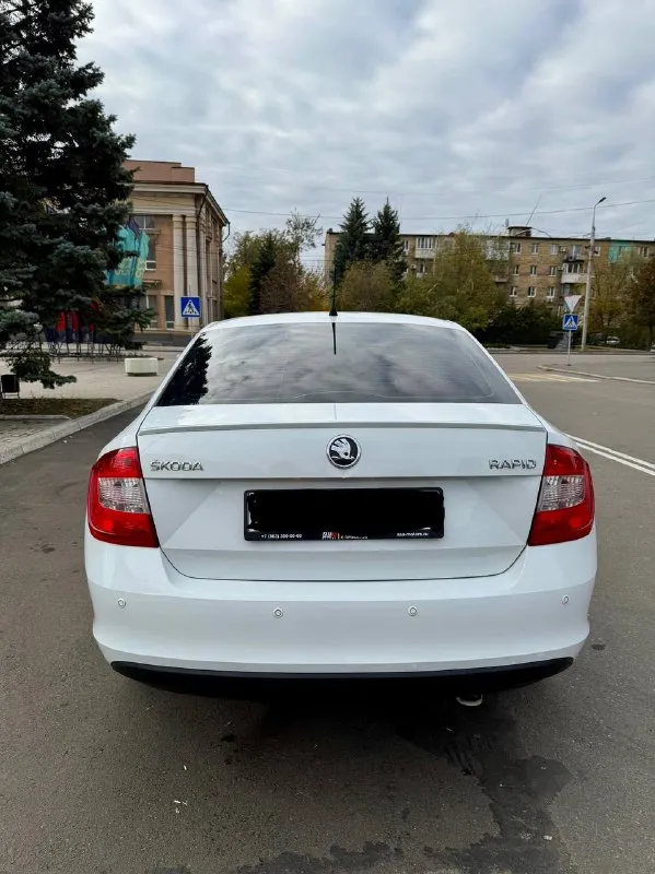 Skoda rapid 1.4 amt 7 ст, 2014 года, пробег 172 000 км автомобиль в отличном состоянии — как технически, так и внешне. полностью обслужен, ухоженный. двигатель бензин работает ровно, без посторонних звуков, коробка переключается плавно, без рывков. ошибок по электронике нет, работает каждая кнопка, салон чистый и аккуратный. комплектация: подогрев передних сидений, кондиционер, парктроники, электростеклоподъёмники, штатная аудиосистема, блютус, бортовой компьютер, центральный замок. отличная динамика и приятный расход топлива — всего 6–7 литров на 100 км. осмотр в макеевке, любые проверки на сто только приветствуются. я владелец, полное переоформление в мрэо. 💰 цена 888 000 руб, торг у капота. 📞 +7 949 580-05-42 - фотография - 9