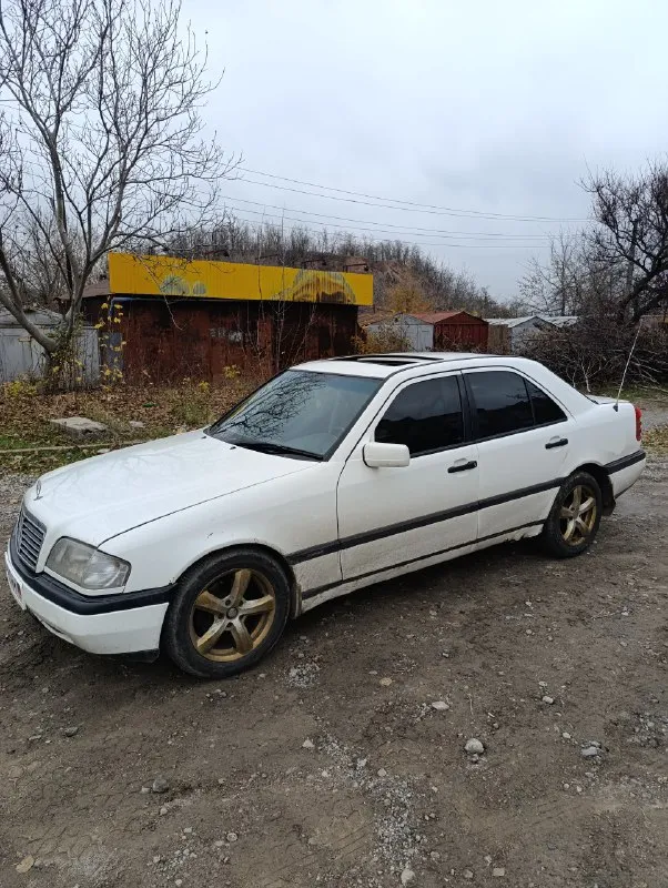 Продам mercedes с180 1993 год газ бензин. машина на ходу сел уехал. учет постоянный любое оформление. машина требует вложений нужно варить дно и бордюры. донецк цена 200тыс. +79495064510 📞 звоните: +7(949)5064510 - фотография - 2