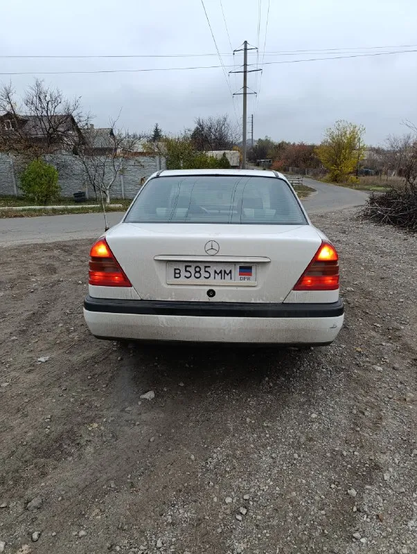 Продам mercedes с180 1993 год газ бензин. машина на ходу сел уехал. учет постоянный любое оформление. машина требует вложений нужно варить дно и бордюры. донецк цена 200тыс. +79495064510 📞 звоните: +7(949)5064510 - фотография - 4