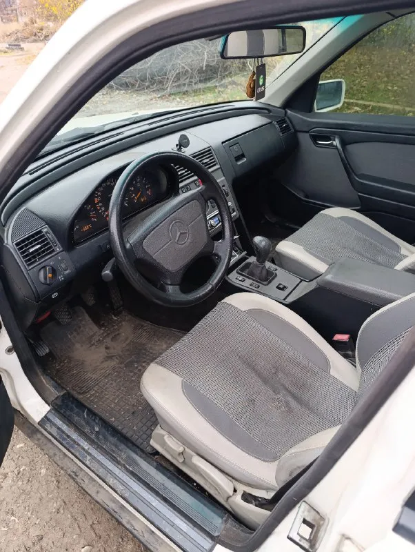 Продам mercedes с180 1993 год газ бензин. машина на ходу сел уехал. учет постоянный любое оформление. машина требует вложений нужно варить дно и бордюры. донецк цена 200тыс. +79495064510 📞 звоните: +7(949)5064510 - фотография - 5
