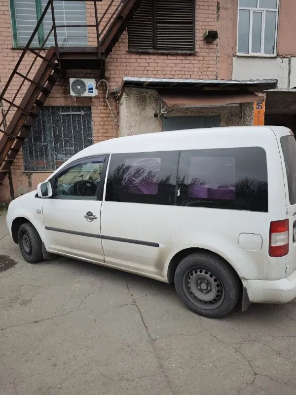 Продам volkswagen кадди 2005 г. пассажир, задние сиденья сняты. 1.9 турбодизель. машина под ремонт, пробита прокладка головки и есть что делать по ходовой. заводится, едет, но на дальние расстояния перегревается. пробег - 407 тысяч. на крыльях ржавчина, но не фатальная. машина была в коммерции, пробеги в основном по трассе. 450 тысяч рублей. +79493160295 владимир макеевка 📞 звоните: +7(949)3160295 - фотография - 3