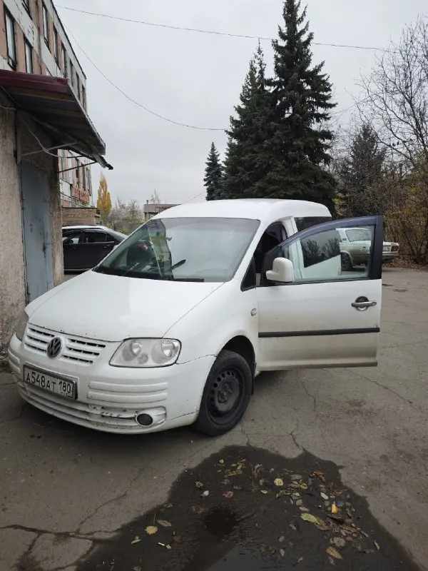 Продам volkswagen кадди 2005 г. пассажир, задние сиденья сняты. 1.9 турбодизель. машина под ремонт, пробита прокладка головки и есть что делать по ходовой. заводится, едет, но на дальние расстояния перегревается. пробег - 407 тысяч. на крыльях ржавчина, но не фатальная. машина была в коммерции, пробеги в основном по трассе. 450 тысяч рублей. +79493160295 владимир макеевка 📞 звоните: +7(949)3160295 - фотография - 4
