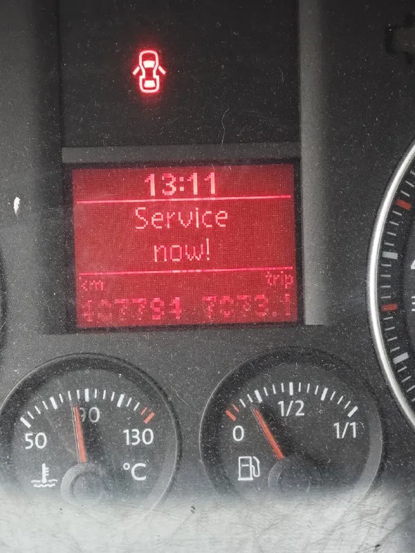 Продам volkswagen кадди 2005 г. пассажир, задние сиденья сняты. 1.9 турбодизель. машина под ремонт, пробита прокладка головки и есть что делать по ходовой. заводится, едет, но на дальние расстояния перегревается. пробег - 407 тысяч. на крыльях ржавчина, но не фатальная. машина была в коммерции, пробеги в основном по трассе. 450 тысяч рублей. +79493160295 владимир макеевка 📞 звоните: +7(949)3160295 - фотография - 6