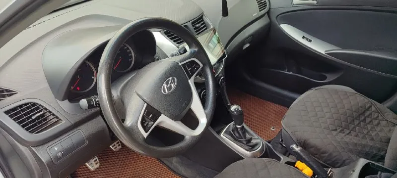 Продам hyundai solaris,2016 г. в.,1.6 л, механика 6ст. ,140 тыс. км пробег,4 стеклоподъёмника, климат, мульти руль, камера з. в., состояние отличное, два комплекта резины. цена 950 000, торг. +79493140225 📲 tg: @petrenko_alex_dr 📞 звоните: +7(949)3140225 - фотография - 4