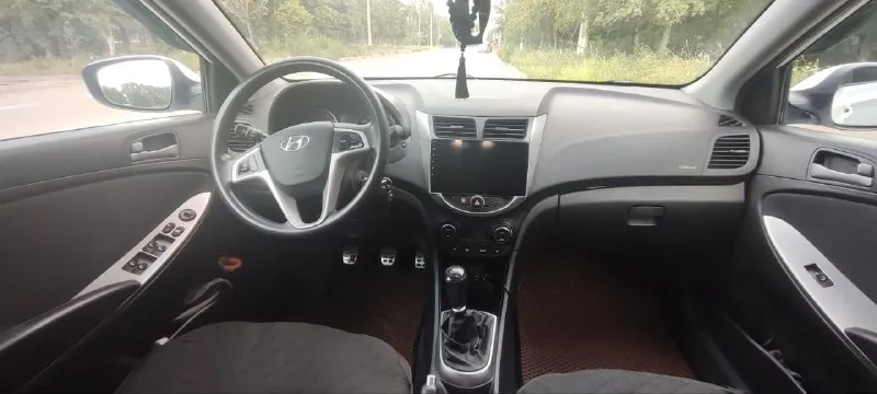 Продам hyundai solaris,2016 г. в.,1.6 л, механика 6ст. ,140 тыс. км пробег,4 стеклоподъёмника, климат, мульти руль, камера з. в., состояние отличное, два комплекта резины. цена 950 000, торг. +79493140225 📲 tg: @petrenko_alex_dr 📞 звоните: +7(949)3140225 - фотография - 5