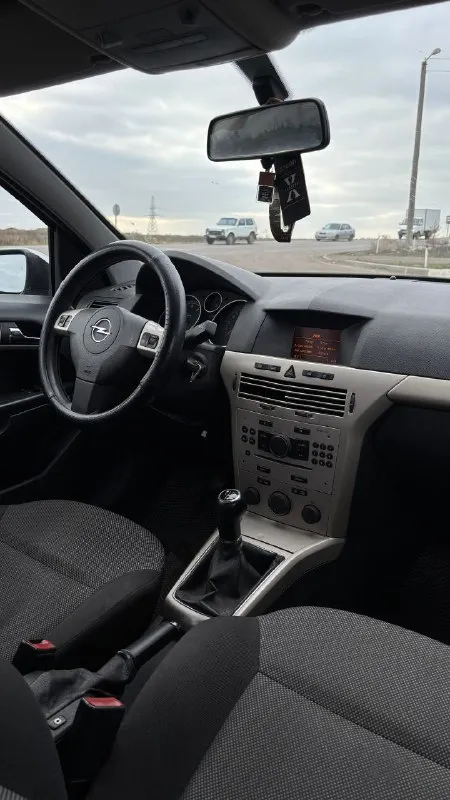 Продам opel astra h 2008г пробег 235 700 км цена: 485 000₽ торг обмен с доплатой в обе стороны ) ☎️ +79494058630 +79493772338 мотор 1.6,коробка механика 5-ти ступенчатая. в техническом плане машина на 5+ автомобиль в хорошем состоянии для своих лет, в дтп не участвовала. кузов не гнилой, ржавчины нет. подогрев сидений, зеркал. кондиционер, мультируль, электро-регулировка зеркал. зимняя резина. документы в полном порядке, машина готова к переоформлению. - фотография - 7