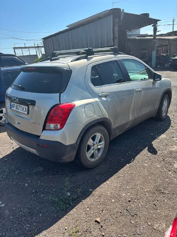 П р о д а м chevrolet trax lt 2015г двигатель 1.4 турбо бензин -газ(евро-5) коробка автомат(масло менялось регулярно) родной пробег 110000км кондиционер, мультируль. стеклоподьемники, усилитель руля и регулировка зеркал -все электро. два комплекта ключей комплект летней резины. нужна растаможка!!! цена 600000рубл. +7(949)0041604 📲 tg: ольга денисенко 📞 звоните: +7(949)0041604 - фотография - 2