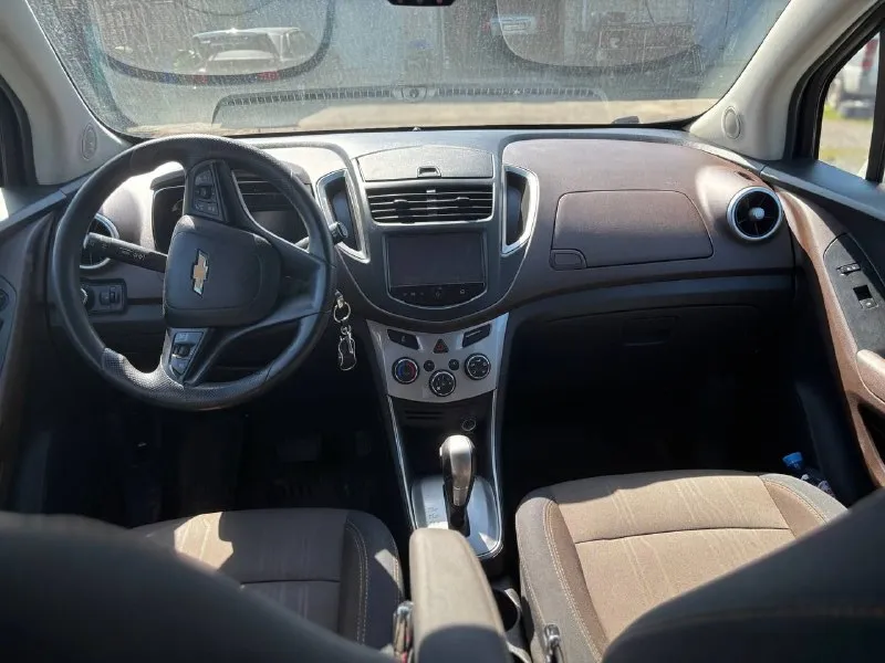 П р о д а м chevrolet trax lt 2015г двигатель 1.4 турбо бензин -газ(евро-5) коробка автомат(масло менялось регулярно) родной пробег 110000км кондиционер, мультируль. стеклоподьемники, усилитель руля и регулировка зеркал -все электро. два комплекта ключей комплект летней резины. нужна растаможка!!! цена 600000рубл. +7(949)0041604 📲 tg: ольга денисенко 📞 звоните: +7(949)0041604 - фотография - 3