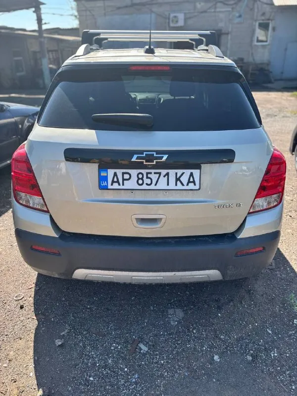 П р о д а м chevrolet trax lt 2015г двигатель 1.4 турбо бензин -газ(евро-5) коробка автомат(масло менялось регулярно) родной пробег 110000км кондиционер, мультируль. стеклоподьемники, усилитель руля и регулировка зеркал -все электро. два комплекта ключей комплект летней резины. нужна растаможка!!! цена 600000рубл. +7(949)0041604 📲 tg: ольга денисенко 📞 звоните: +7(949)0041604 - фотография - 5