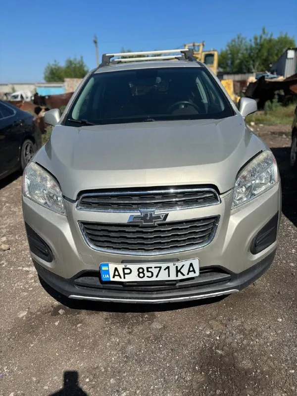 П р о д а м chevrolet trax lt 2015г двигатель 1.4 турбо бензин -газ(евро-5) коробка автомат(масло менялось регулярно) родной пробег 110000км кондиционер, мультируль. стеклоподьемники, усилитель руля и регулировка зеркал -все электро. два комплекта ключей комплект летней резины. нужна растаможка!!! цена 600000рубл. +7(949)0041604 📲 tg: ольга денисенко 📞 звоните: +7(949)0041604 - фотография - 6