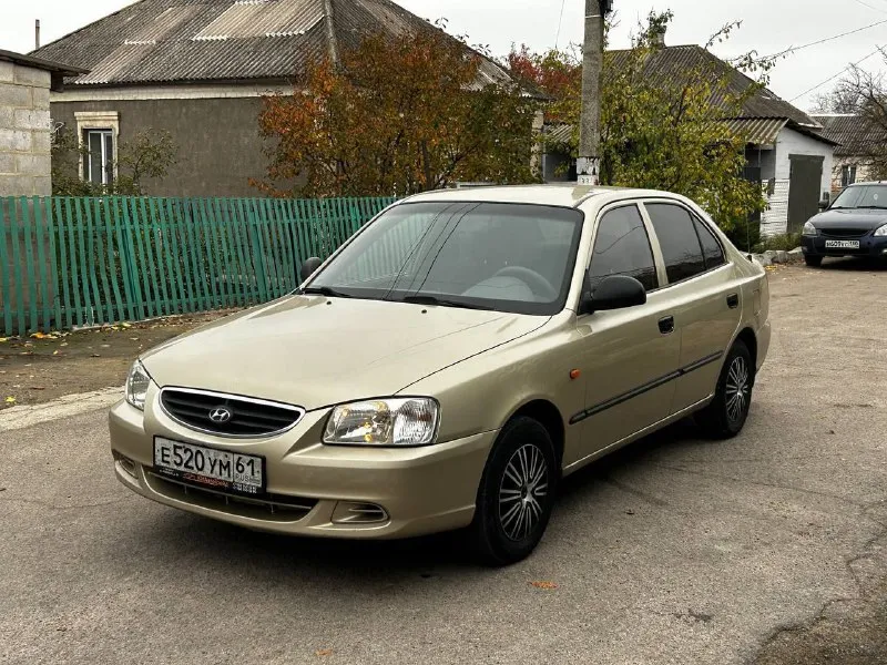 В продаже hyundai accent: - цена 465.000 рублей торг; - 2006 года выпуска; - родной пробег 212000 километров; - 1 хозяин (19 лет во владении); - весь в родном окрасе; - 5-ступенчатая мкпп; - 1.5 16 клапанный двигатель g4ec; комплектация мт1: — гур; — кондиционер; — обогрев заднего стекла; по машине есть не значительные моменты по лкп, это вздутия и рыжики на задних арках, без дыр! не большие царапины по бамперам, не критично, трещинка на лобовом стекле. стекла в круг родные кроме лобового, авто без, дтп родной окрас, по двигателю и коробке никаких нареканий нет, не дымит, не троит, не стучит, полностью обслужен и готов к эксплуатации. кондиционер заправлен, холодит, все функции авто рабочие. ходовая и днище в отличнейшем состоянии, по технике в идеальном состоянии. автотека. 🙎🏻‍♂️ @daparts180 📞 +79497427681 данил - фотография - 1