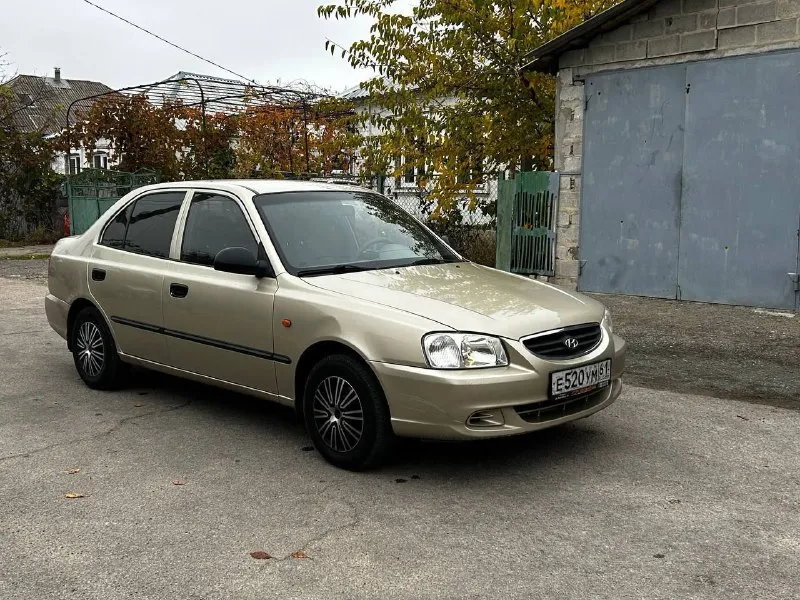 В продаже hyundai accent: - цена 465.000 рублей торг; - 2006 года выпуска; - родной пробег 212000 километров; - 1 хозяин (19 лет во владении); - весь в родном окрасе; - 5-ступенчатая мкпп; - 1.5 16 клапанный двигатель g4ec; комплектация мт1: — гур; — кондиционер; — обогрев заднего стекла; по машине есть не значительные моменты по лкп, это вздутия и рыжики на задних арках, без дыр! не большие царапины по бамперам, не критично, трещинка на лобовом стекле. стекла в круг родные кроме лобового, авто без, дтп родной окрас, по двигателю и коробке никаких нареканий нет, не дымит, не троит, не стучит, полностью обслужен и готов к эксплуатации. кондиционер заправлен, холодит, все функции авто рабочие. ходовая и днище в отличнейшем состоянии, по технике в идеальном состоянии. автотека. 🙎🏻‍♂️ @daparts180 📞 +79497427681 данил - фотография - 2