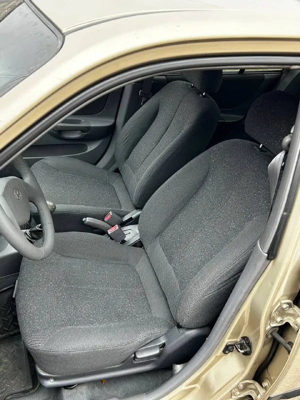 В продаже hyundai accent: - цена 465.000 рублей торг; - 2006 года выпуска; - родной пробег 212000 километров; - 1 хозяин (19 лет во владении); - весь в родном окрасе; - 5-ступенчатая мкпп; - 1.5 16 клапанный двигатель g4ec; комплектация мт1: — гур; — кондиционер; — обогрев заднего стекла; по машине есть не значительные моменты по лкп, это вздутия и рыжики на задних арках, без дыр! не большие царапины по бамперам, не критично, трещинка на лобовом стекле. стекла в круг родные кроме лобового, авто без, дтп родной окрас, по двигателю и коробке никаких нареканий нет, не дымит, не троит, не стучит, полностью обслужен и готов к эксплуатации. кондиционер заправлен, холодит, все функции авто рабочие. ходовая и днище в отличнейшем состоянии, по технике в идеальном состоянии. автотека. 🙎🏻‍♂️ @daparts180 📞 +79497427681 данил - фотография - 7
