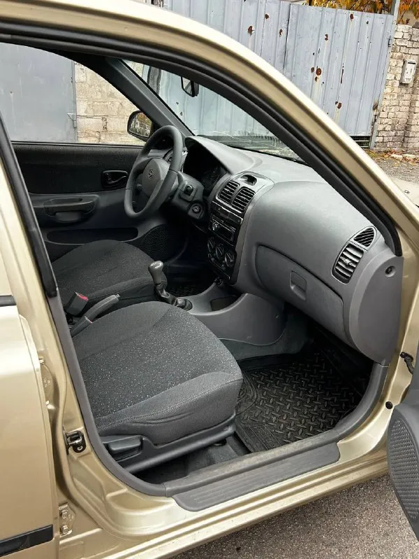 В продаже hyundai accent: - цена 465.000 рублей торг; - 2006 года выпуска; - родной пробег 212000 километров; - 1 хозяин (19 лет во владении); - весь в родном окрасе; - 5-ступенчатая мкпп; - 1.5 16 клапанный двигатель g4ec; комплектация мт1: — гур; — кондиционер; — обогрев заднего стекла; по машине есть не значительные моменты по лкп, это вздутия и рыжики на задних арках, без дыр! не большие царапины по бамперам, не критично, трещинка на лобовом стекле. стекла в круг родные кроме лобового, авто без, дтп родной окрас, по двигателю и коробке никаких нареканий нет, не дымит, не троит, не стучит, полностью обслужен и готов к эксплуатации. кондиционер заправлен, холодит, все функции авто рабочие. ходовая и днище в отличнейшем состоянии, по технике в идеальном состоянии. автотека. 🙎🏻‍♂️ @daparts180 📞 +79497427681 данил - фотография - 8