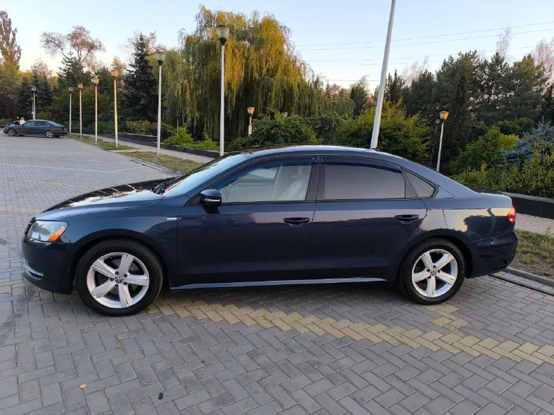 Volkswagen passat b7 год выпуска: 2014 по vin-коду 2015 двигатель: 1.8 турбо. 170 л. с. коробка автомат: aisin салон: кожаный диски: r-17 шины лето диски: r-16 шины зима 1200000 руб. тел:+79493213816 оснащение: датчик дождя, датчик света, камера заднего вида и др. продаю свой автомобиль volkswagen passat b7. если вам нужен надёжный и комфортабельный автомобиль, буду рад обсудить условия продажи. 📲 tg: с. а 📞 звоните: +7(949)3213816 - фотография - 2