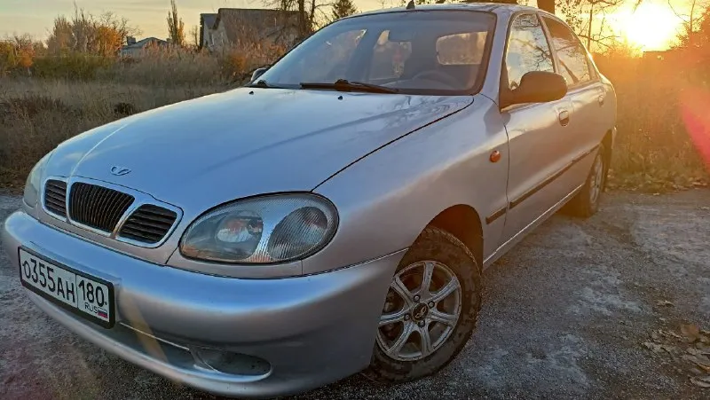 Срочно!!! продам daewoo lanos 1.5 поляк 254100 км газ пропан /бензин гидроусилитель руля, передние стеклоподъёмники, кондиционер(нужно обслужить) двигатель отличный, не дымит, масло не ест, едет отлично что на газу что на бензине, компрессия 14 везде. кпп в норме, не выбивает, по ходовой все хорошо, недавно поменяны ступичные подшипники, пыльники шрусов, едет прямо, уверенно, на полном ходу, тормоза хорошие, увеличенный клиренс, стоит защита двигателя, баллон газа под запаску, газ зарегестрирован, сидения складываются. кузов в хорошем состоянии!все болячки поварены, пороги и арки целые, обрабатывался весной, ни одного рыжика!!!низа дверей капоты -все целое!машина в очень хорошем состоянии, выглядит достойно. магнитофон kenwood c aux продажа по дкп, контакты хозяина есть цена 285 000руб + торг возле капота донецк +79493473900 - фотография - 2