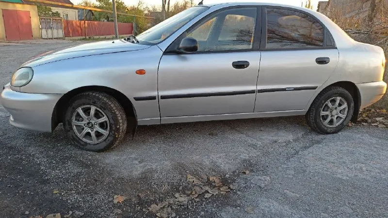 Срочно!!! продам daewoo lanos 1.5 поляк 254100 км газ пропан /бензин гидроусилитель руля, передние стеклоподъёмники, кондиционер(нужно обслужить) двигатель отличный, не дымит, масло не ест, едет отлично что на газу что на бензине, компрессия 14 везде. кпп в норме, не выбивает, по ходовой все хорошо, недавно поменяны ступичные подшипники, пыльники шрусов, едет прямо, уверенно, на полном ходу, тормоза хорошие, увеличенный клиренс, стоит защита двигателя, баллон газа под запаску, газ зарегестрирован, сидения складываются. кузов в хорошем состоянии!все болячки поварены, пороги и арки целые, обрабатывался весной, ни одного рыжика!!!низа дверей капоты -все целое!машина в очень хорошем состоянии, выглядит достойно. магнитофон kenwood c aux продажа по дкп, контакты хозяина есть цена 285 000руб + торг возле капота донецк +79493473900 - фотография - 6