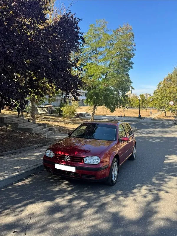 Продам volkswagen golf 4 1999 года.
Volkswagen гольф 🔥комплектация с кондиционером
1.6 Бензин. Простой, надежный мотор.
Кпп - механика
Автомобиль целый, ржавчины и гнили нет
Работает штатно, дыма и посторонних звуков нет.
Заменен на контрактный с пробегом 68000,в птс уже вписан
Ходовая вся перебрана, автомобиль без каких либо вложений, каждый день на ходу.
Машина в хорошем состоянии, сел-поехал.
Цена 430.000 руб торг возле капота
Документы чистые и в порядке, птс, стс, дкп все на руках.
+79493829280
Осмотр: донецк
📲 Tg: @chip0004
📞 Звоните: +7(949)3829280 - фотография - 1