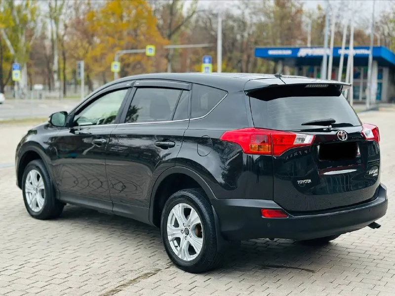 Toyota rav4 официал! 2013г бензин 2.0 автомат максимальная комплектация!!! 123 родного пробега!!! автомобиль не требует вложений! есть все для комфортного вождения!! без ключевой доступ, старт/стоп, салон кожа, электро регулировка сидений, подогрев сидений, парктроник, камера заднего вида, монитор, электро багажник, климат/контроль, круиз/контроль, мульти руль, и многое другое…. . с документами полный порядок!!!! переоформление в мрэо!! цена 1,565!!!!!! все вопросы по тел +79494681080 - фотография - 4