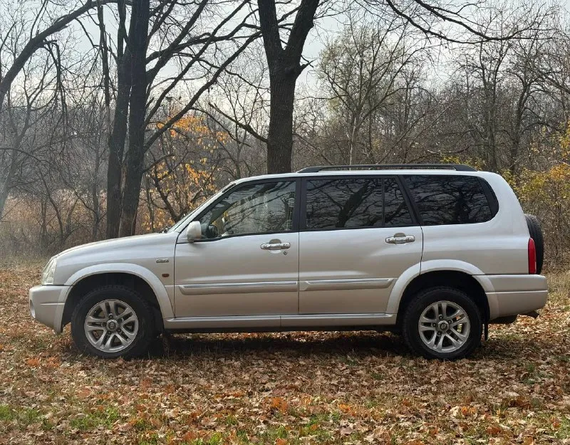 Продам suzuki grand vitara xl-7 (семи местный) рамный внедорожник с подключаемым полным приводом и пониженной передачей. рестайлинг. оригинальный птс, один пожилой собственник. двигатель 2.7-литровый v6, обслужен, работает ровно, ошибок нет, замена цепи производилась весной, попутно новая помпа, термостат, свечи. автомат «aisin» 5-ст, пинков и пробуксовок нет. кузов в заводском окрасе. без дтп. рама целая, номер читается отлично. остекление родное. в данный момент никаких вложений не требуется. салон опрятный, стоят две печки, климат и т. д. цена : 750,000 рублей. обмена и рассрочки нет. территориально находится в г макеевка (центр) контакт №1 : +7(949)-453-12-33 (есть telegram) контакт №2 : +7(951)-767-97-27 (есть whatsapp) - фотография - 3
