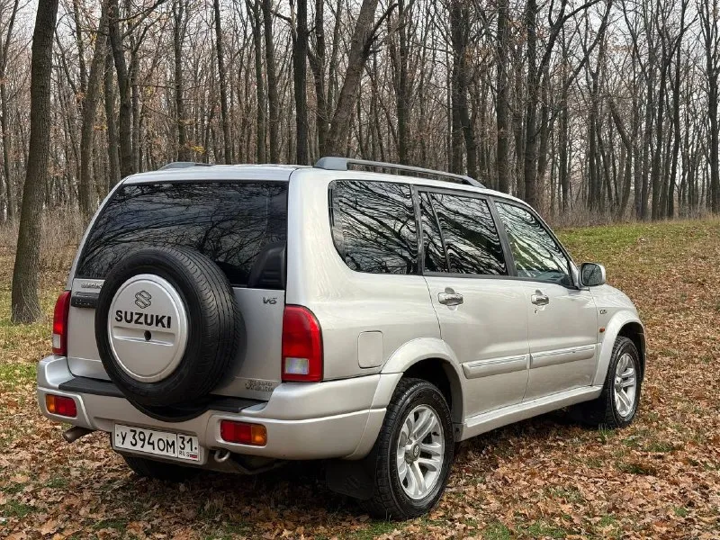Продам suzuki grand vitara xl-7 (семи местный) рамный внедорожник с подключаемым полным приводом и пониженной передачей. рестайлинг. оригинальный птс, один пожилой собственник. двигатель 2.7-литровый v6, обслужен, работает ровно, ошибок нет, замена цепи производилась весной, попутно новая помпа, термостат, свечи. автомат «aisin» 5-ст, пинков и пробуксовок нет. кузов в заводском окрасе. без дтп. рама целая, номер читается отлично. остекление родное. в данный момент никаких вложений не требуется. салон опрятный, стоят две печки, климат и т. д. цена : 750,000 рублей. обмена и рассрочки нет. территориально находится в г макеевка (центр) контакт №1 : +7(949)-453-12-33 (есть telegram) контакт №2 : +7(951)-767-97-27 (есть whatsapp) - фотография - 6