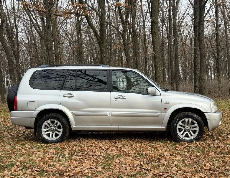 Продам suzuki grand vitara xl-7 (семи местный) рамный внедорожник с подключаемым полным приводом и пониженной передачей. рестайлинг. оригинальный птс, один пожилой собственник. двигатель 2.7-литровый v6, обслужен, работает ровно, ошибок нет, замена цепи производилась весной, попутно новая помпа, термостат, свечи. автомат «aisin» 5-ст, пинков и пробуксовок нет. кузов в заводском окрасе. без дтп. рама целая, номер читается отлично. остекление родное. в данный момент никаких вложений не требуется. салон опрятный, стоят две печки, климат и т. д. цена : 750,000 рублей. обмена и рассрочки нет. территориально находится в г макеевка (центр) контакт №1 : +7(949)-453-12-33 (есть telegram) контакт №2 : +7(951)-767-97-27 (есть whatsapp) - фотография - 7