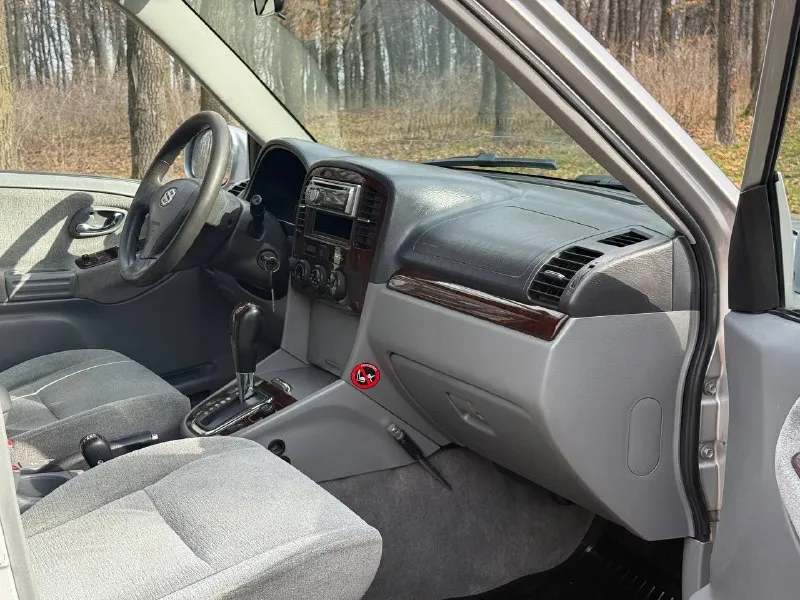 Продам suzuki grand vitara xl-7 (семи местный) рамный внедорожник с подключаемым полным приводом и пониженной передачей. рестайлинг. оригинальный птс, один пожилой собственник. двигатель 2.7-литровый v6, обслужен, работает ровно, ошибок нет, замена цепи производилась весной, попутно новая помпа, термостат, свечи. автомат «aisin» 5-ст, пинков и пробуксовок нет. кузов в заводском окрасе. без дтп. рама целая, номер читается отлично. остекление родное. в данный момент никаких вложений не требуется. салон опрятный, стоят две печки, климат и т. д. цена : 750,000 рублей. обмена и рассрочки нет. территориально находится в г макеевка (центр) контакт №1 : +7(949)-453-12-33 (есть telegram) контакт №2 : +7(951)-767-97-27 (есть whatsapp) - фотография - 8