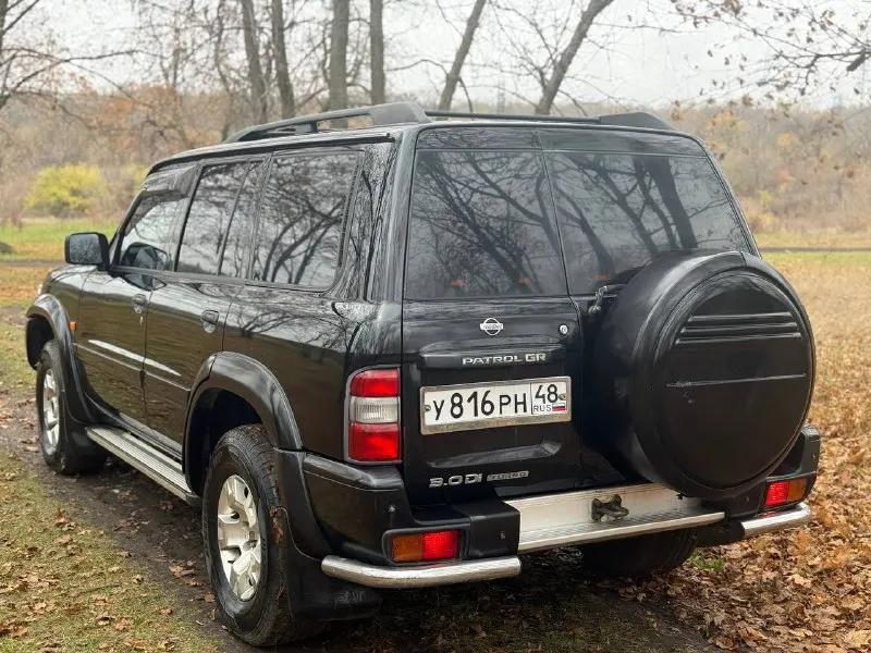 Продам легендарный nissan patrol в кузове y61. рамный, семи местный внедорожник. в боевом состоянии, один единственный владелец 18 лет, оригинальный птс, сервисные книжки и прочие. технически и эстетически вложений не требует. для тяжёлого бездорожья предусмотрены - блок. заднего дифференциала, понижающая передача, отключение заднего стабилизатора. вечные передние/задние неразрезные мосты. передний мост с колесными муфтами (хабы) двигатель 3.0-литровый дизель, контрактный, пробег 185,400 км. есть все бумаги, квитанции, пришёл с японии (вписан в начале этого года) чугунная грузовая мкпп (неубиваемая) тнвд заменил, ещё на гарантии, аккумулятор новый. кузов и рама целые, номера читаются. стёкла заводские. косметика была, но, большая часть в родном окрасе. в оригинальном состоянии, без тюнинга и доработок за исключением доп. печки. резины и дисков два комплекта, летняя / зимняя. цена : 1,1 млн рублей. обмена и рассрочки нет. территориально находится в г макеевка (центр) контакт №1 : +7(949)-453-12-33 (есть telegram) контакт №2 : +7(951)-767-97-27 (есть whatsapp) - фотография - 2