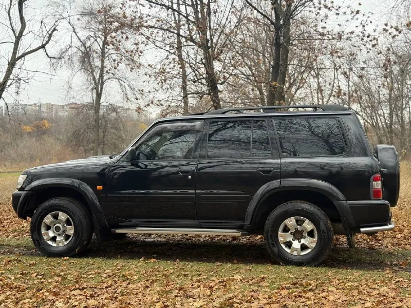 Продам легендарный nissan patrol в кузове y61. рамный, семи местный внедорожник. в боевом состоянии, один единственный владелец 18 лет, оригинальный птс, сервисные книжки и прочие. технически и эстетически вложений не требует. для тяжёлого бездорожья предусмотрены - блок. заднего дифференциала, понижающая передача, отключение заднего стабилизатора. вечные передние/задние неразрезные мосты. передний мост с колесными муфтами (хабы) двигатель 3.0-литровый дизель, контрактный, пробег 185,400 км. есть все бумаги, квитанции, пришёл с японии (вписан в начале этого года) чугунная грузовая мкпп (неубиваемая) тнвд заменил, ещё на гарантии, аккумулятор новый. кузов и рама целые, номера читаются. стёкла заводские. косметика была, но, большая часть в родном окрасе. в оригинальном состоянии, без тюнинга и доработок за исключением доп. печки. резины и дисков два комплекта, летняя / зимняя. цена : 1,1 млн рублей. обмена и рассрочки нет. территориально находится в г макеевка (центр) контакт №1 : +7(949)-453-12-33 (есть telegram) контакт №2 : +7(951)-767-97-27 (есть whatsapp) - фотография - 3