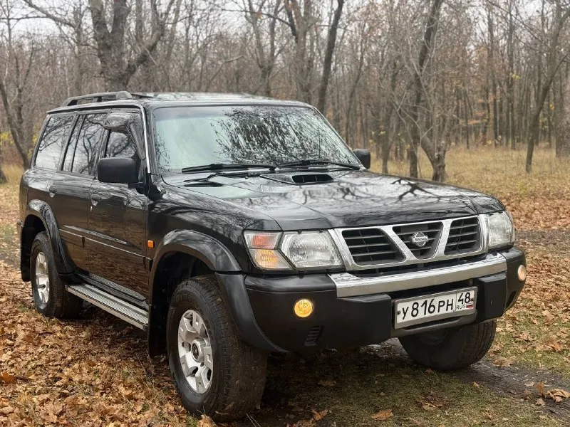 Продам легендарный nissan patrol в кузове y61. рамный, семи местный внедорожник. в боевом состоянии, один единственный владелец 18 лет, оригинальный птс, сервисные книжки и прочие. технически и эстетически вложений не требует. для тяжёлого бездорожья предусмотрены - блок. заднего дифференциала, понижающая передача, отключение заднего стабилизатора. вечные передние/задние неразрезные мосты. передний мост с колесными муфтами (хабы) двигатель 3.0-литровый дизель, контрактный, пробег 185,400 км. есть все бумаги, квитанции, пришёл с японии (вписан в начале этого года) чугунная грузовая мкпп (неубиваемая) тнвд заменил, ещё на гарантии, аккумулятор новый. кузов и рама целые, номера читаются. стёкла заводские. косметика была, но, большая часть в родном окрасе. в оригинальном состоянии, без тюнинга и доработок за исключением доп. печки. резины и дисков два комплекта, летняя / зимняя. цена : 1,1 млн рублей. обмена и рассрочки нет. территориально находится в г макеевка (центр) контакт №1 : +7(949)-453-12-33 (есть telegram) контакт №2 : +7(951)-767-97-27 (есть whatsapp) - фотография - 5