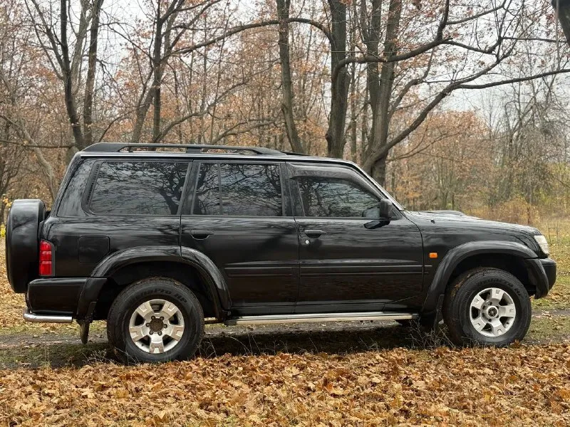 Продам легендарный nissan patrol в кузове y61. рамный, семи местный внедорожник. в боевом состоянии, один единственный владелец 18 лет, оригинальный птс, сервисные книжки и прочие. технически и эстетически вложений не требует. для тяжёлого бездорожья предусмотрены - блок. заднего дифференциала, понижающая передача, отключение заднего стабилизатора. вечные передние/задние неразрезные мосты. передний мост с колесными муфтами (хабы) двигатель 3.0-литровый дизель, контрактный, пробег 185,400 км. есть все бумаги, квитанции, пришёл с японии (вписан в начале этого года) чугунная грузовая мкпп (неубиваемая) тнвд заменил, ещё на гарантии, аккумулятор новый. кузов и рама целые, номера читаются. стёкла заводские. косметика была, но, большая часть в родном окрасе. в оригинальном состоянии, без тюнинга и доработок за исключением доп. печки. резины и дисков два комплекта, летняя / зимняя. цена : 1,1 млн рублей. обмена и рассрочки нет. территориально находится в г макеевка (центр) контакт №1 : +7(949)-453-12-33 (есть telegram) контакт №2 : +7(951)-767-97-27 (есть whatsapp) - фотография - 7