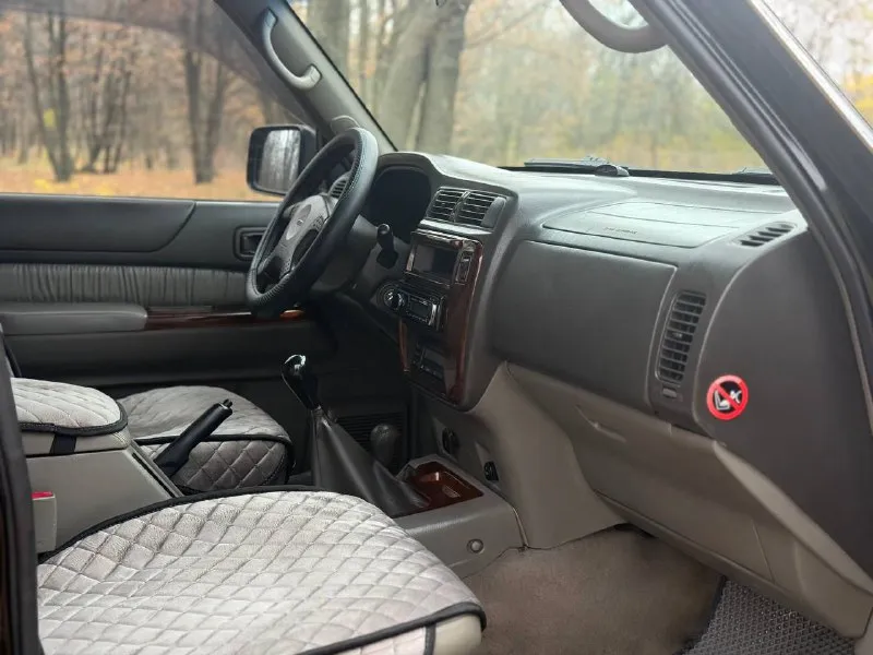 Продам легендарный nissan patrol в кузове y61. рамный, семи местный внедорожник. в боевом состоянии, один единственный владелец 18 лет, оригинальный птс, сервисные книжки и прочие. технически и эстетически вложений не требует. для тяжёлого бездорожья предусмотрены - блок. заднего дифференциала, понижающая передача, отключение заднего стабилизатора. вечные передние/задние неразрезные мосты. передний мост с колесными муфтами (хабы) двигатель 3.0-литровый дизель, контрактный, пробег 185,400 км. есть все бумаги, квитанции, пришёл с японии (вписан в начале этого года) чугунная грузовая мкпп (неубиваемая) тнвд заменил, ещё на гарантии, аккумулятор новый. кузов и рама целые, номера читаются. стёкла заводские. косметика была, но, большая часть в родном окрасе. в оригинальном состоянии, без тюнинга и доработок за исключением доп. печки. резины и дисков два комплекта, летняя / зимняя. цена : 1,1 млн рублей. обмена и рассрочки нет. территориально находится в г макеевка (центр) контакт №1 : +7(949)-453-12-33 (есть telegram) контакт №2 : +7(951)-767-97-27 (есть whatsapp) - фотография - 9