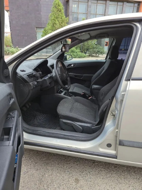 Продам: opel astra h год: 2006 двигатель: 1.6 коробка: механика машина в отличном состоянии, мотор коробка без нареканий, ходовая без стуков, по электрике так же вопросов нет. масло не ест. ходовая вся перебрана. по машине много чего сделано, кому интересно расскажу стоит новая зимняя резина +летняя на дисках цена: 590.590т. р торг при осмотре рассмотрю обмен ♻️ с газом!!! +79496260289 📲 tg: tom shelbi 📞 звоните: +7(949)6260289 - фотография - 8