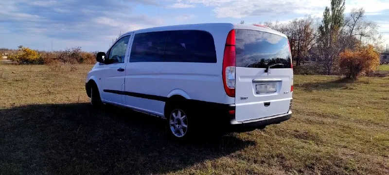 Продам mercedes vito, пассажир заводской 9 мест, год выпуска 2009, 2.2 дизель, мкпп, состояние сел поехал, 2 комплекта колёс на дисках, лето новое, зима с хорошим остатком, 2 ключа, стоимость 1.570🍋 находится в макеевке, вопросы по телефону +79498141149 📞 звоните: +7(949)8141149 - фотография - 3