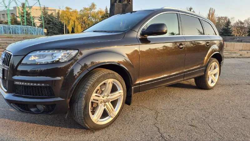 Audi q7 конец 2010 рестайлинг 3.0tdi акпп 8 ст aisin пробег 340т. ухоженный, полностью обслуженный автомобиль в очень хорошей комплектации. и кпп работают отлично, течей масла нет. подвеска на пружинах, сервотроник руля. очень красивый цвет автомобиля с добавлением ксерала и битого стекла, в живую смотрится богаче чем на фото. раздельный задний ряд, капитанские кресла, есть третий ряд сидений. адаптивная, самая топовая оптика с замененными led линзами, подсветка поворотов. заводской s-line, 21 колеса, бесключевой доступ (работает ), панорамная крыша, черный потолок, подогрев и вентиляция сидений,4 зонный клииат контроль, дополнительный отопитель салона багажник с электроприводом. круиз контроль, электро рулевая колонка, контроль за слепыми зонами, камера заднего вида, музыка bose, самая топовая mmi, bluetooth для вызовов и музыки с телефона, и наверное много чего забыл. по автомобилю сдела 📲 tg: иван трегуб 📞 звоните: +7(949)4742314 - фотография - 1