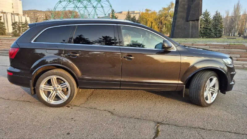 Audi q7 конец 2010 рестайлинг 3.0tdi акпп 8 ст aisin пробег 340т. ухоженный, полностью обслуженный автомобиль в очень хорошей комплектации. и кпп работают отлично, течей масла нет. подвеска на пружинах, сервотроник руля. очень красивый цвет автомобиля с добавлением ксерала и битого стекла, в живую смотрится богаче чем на фото. раздельный задний ряд, капитанские кресла, есть третий ряд сидений. адаптивная, самая топовая оптика с замененными led линзами, подсветка поворотов. заводской s-line, 21 колеса, бесключевой доступ (работает ), панорамная крыша, черный потолок, подогрев и вентиляция сидений,4 зонный клииат контроль, дополнительный отопитель салона багажник с электроприводом. круиз контроль, электро рулевая колонка, контроль за слепыми зонами, камера заднего вида, музыка bose, самая топовая mmi, bluetooth для вызовов и музыки с телефона, и наверное много чего забыл. по автомобилю сдела 📲 tg: иван трегуб 📞 звоните: +7(949)4742314 - фотография - 2
