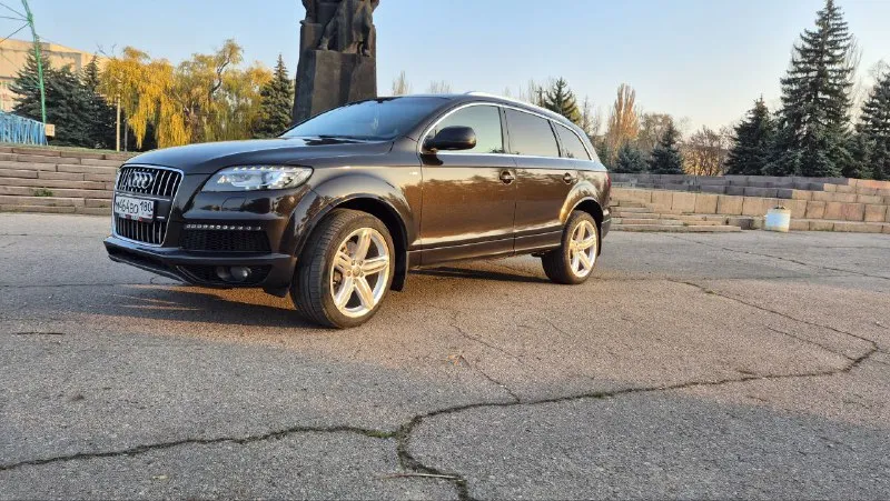 Audi q7 конец 2010 рестайлинг 3.0tdi акпп 8 ст aisin пробег 340т. ухоженный, полностью обслуженный автомобиль в очень хорошей комплектации. и кпп работают отлично, течей масла нет. подвеска на пружинах, сервотроник руля. очень красивый цвет автомобиля с добавлением ксерала и битого стекла, в живую смотрится богаче чем на фото. раздельный задний ряд, капитанские кресла, есть третий ряд сидений. адаптивная, самая топовая оптика с замененными led линзами, подсветка поворотов. заводской s-line, 21 колеса, бесключевой доступ (работает ), панорамная крыша, черный потолок, подогрев и вентиляция сидений,4 зонный клииат контроль, дополнительный отопитель салона багажник с электроприводом. круиз контроль, электро рулевая колонка, контроль за слепыми зонами, камера заднего вида, музыка bose, самая топовая mmi, bluetooth для вызовов и музыки с телефона, и наверное много чего забыл. по автомобилю сдела 📲 tg: иван трегуб 📞 звоните: +7(949)4742314 - фотография - 3