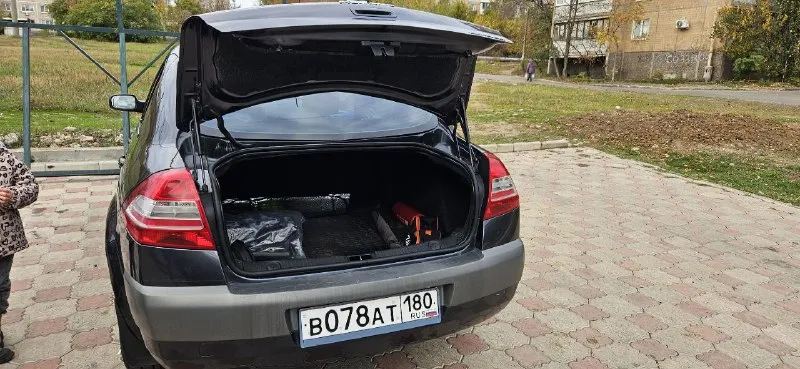 Продам renault megane ii, 2007 года выпуска, объем двигателя 1.6 (к4м), механика 5 ст. , пробег 156.000., 2 комплекта новой резины зима/лето. заменены тормозные блины вкруг, ремни и ролики с натяжителями менялись на 140.000 вместе с помпой. где-то на 120.000 заменено сцепление и выжимной (полетел выжимной, сцепление менял за компанию пока все было разобрано ). стоит пакет плохие дороги. климат контроль, датчик света и дождя, на половину проклеена виброй и шумкой (сам шумил, на совесть). сборка турция, машина покупалась в автосалоне укр. цена 600.000, без торга тел. +79493374716 - фотография - 4