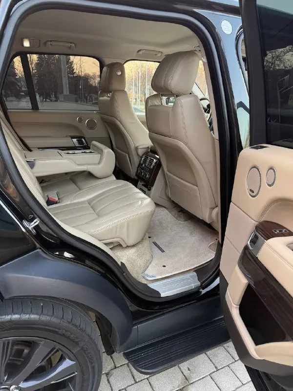 Range rover vogue - 2015 года выпуска, 3.0 литра дизель, самая полная комплектация, доводчики дверей, акустика меридиан, пневматическая подвеска, и много других опций для комфортной езды, бережная эксплуатация автомобиля, хранился в паркинге, машина покрыта керамикой, делалась авто в дорогом детейлинг центре, в общем, за автомобиль действительно не стыдно, в таком состоянии трудно найти, цена.3🍋100 или обмен звоните +79495180296 - - фотография - 10