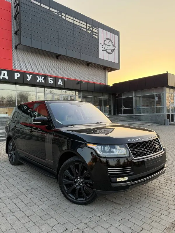 Range rover vogue - 2015 года выпуска, 3.0 литра дизель, самая полная комплектация, доводчики дверей, акустика меридиан, пневматическая подвеска, и много других опций для комфортной езды, бережная эксплуатация автомобиля, хранился в паркинге, машина покрыта керамикой, делалась авто в дорогом детейлинг центре, в общем, за автомобиль действительно не стыдно, в таком состоянии трудно найти, цена.3🍋100 или обмен звоните +79495180296 - - фотография - 2