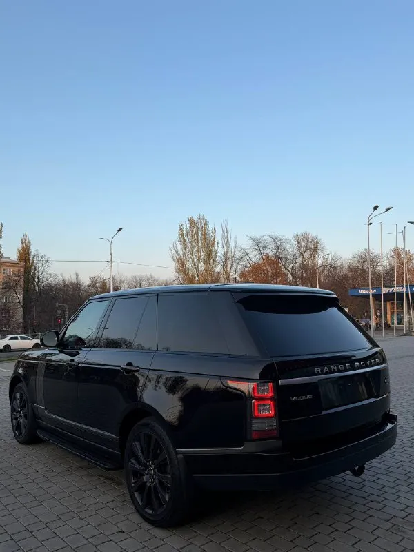 Range rover vogue - 2015 года выпуска, 3.0 литра дизель, самая полная комплектация, доводчики дверей, акустика меридиан, пневматическая подвеска, и много других опций для комфортной езды, бережная эксплуатация автомобиля, хранился в паркинге, машина покрыта керамикой, делалась авто в дорогом детейлинг центре, в общем, за автомобиль действительно не стыдно, в таком состоянии трудно найти, цена.3🍋100 или обмен звоните +79495180296 - - фотография - 3
