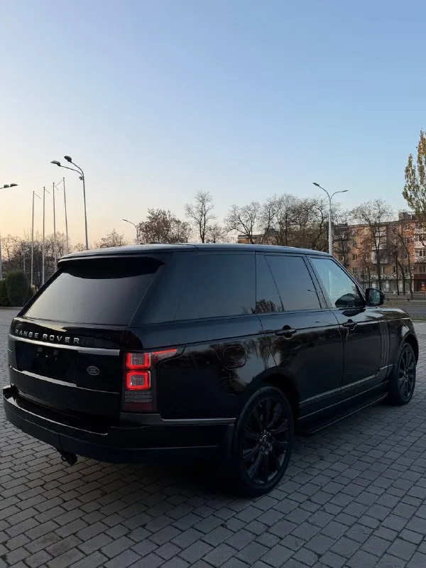 Range rover vogue - 2015 года выпуска, 3.0 литра дизель, самая полная комплектация, доводчики дверей, акустика меридиан, пневматическая подвеска, и много других опций для комфортной езды, бережная эксплуатация автомобиля, хранился в паркинге, машина покрыта керамикой, делалась авто в дорогом детейлинг центре, в общем, за автомобиль действительно не стыдно, в таком состоянии трудно найти, цена.3🍋100 или обмен звоните +79495180296 - - фотография - 4