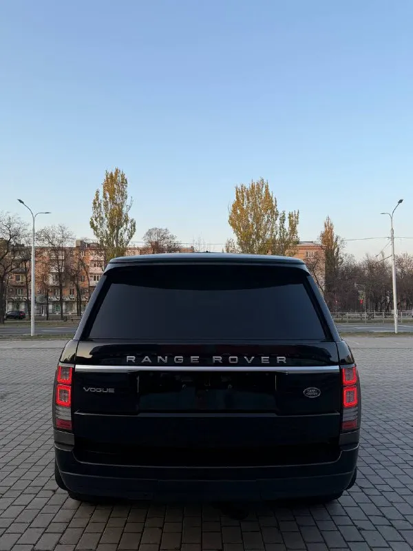 Range rover vogue - 2015 года выпуска, 3.0 литра дизель, самая полная комплектация, доводчики дверей, акустика меридиан, пневматическая подвеска, и много других опций для комфортной езды, бережная эксплуатация автомобиля, хранился в паркинге, машина покрыта керамикой, делалась авто в дорогом детейлинг центре, в общем, за автомобиль действительно не стыдно, в таком состоянии трудно найти, цена.3🍋100 или обмен звоните +79495180296 - - фотография - 5